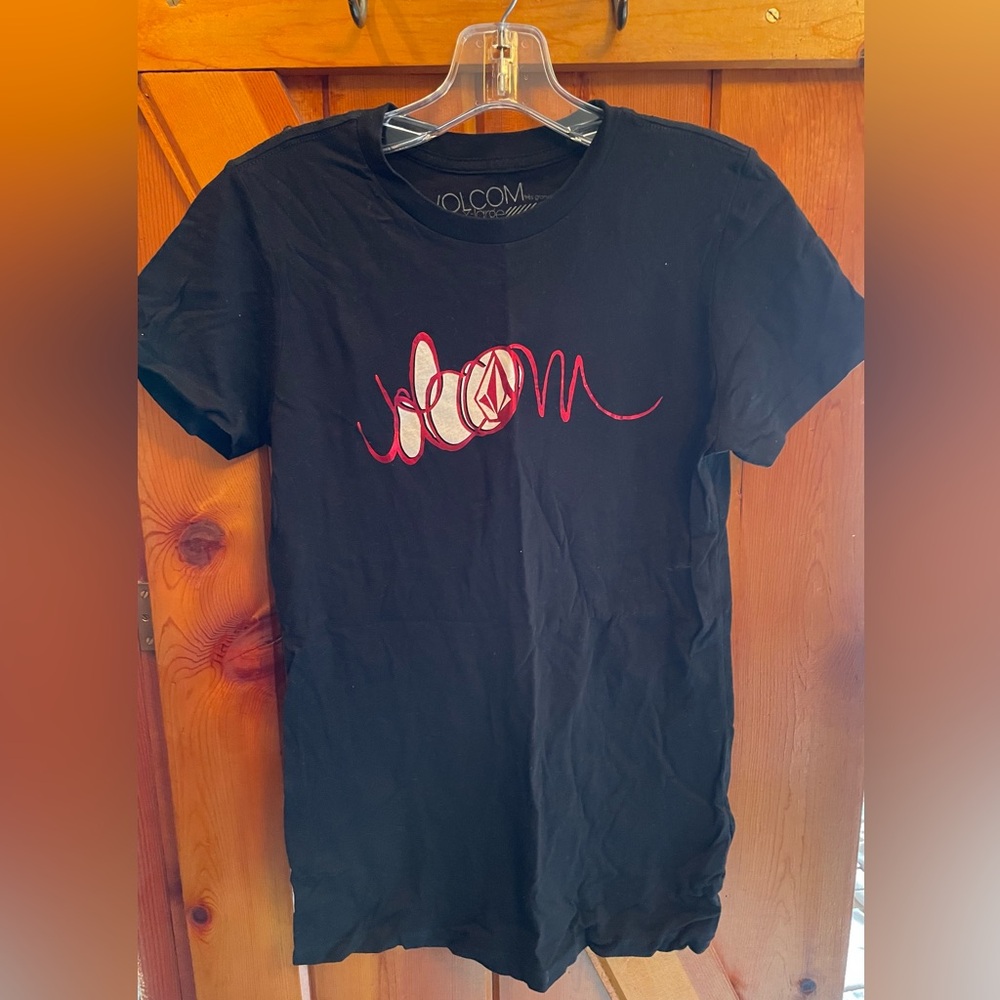 Volcom women’s t-shirt. Juniors X-Large. Black & red. Excellent condition